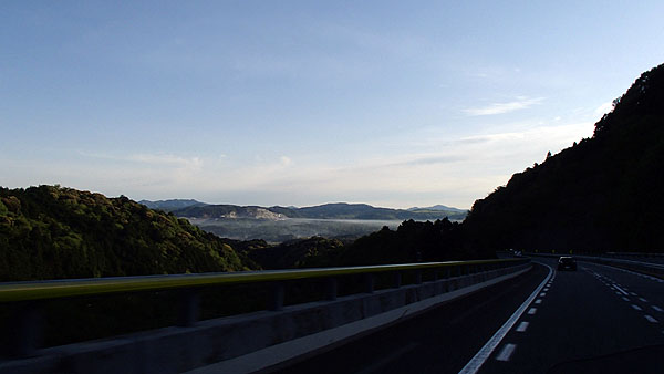 高速道路を走行中で見えた朝霧の景色